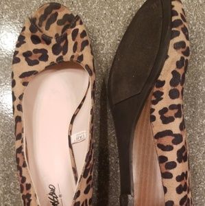 Low wedge leopard style dress shoes